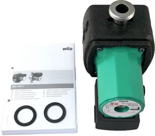 Pumpe mit grünem Gehäuse und schwarzem Dämmmaterial, Zubehörteile und Anleitung zur Installation von Wilo.